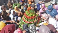 Tradisi ini digelar oleh masyarakat petani tembakau. ANTARA FOTO/ANIS EFIZUDIN