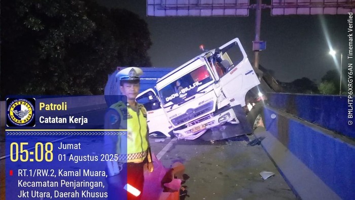 Truk terguling di Tol Sedyatmo arah Bandara Soekarno-Hatta, Jumat (1/8/2025).