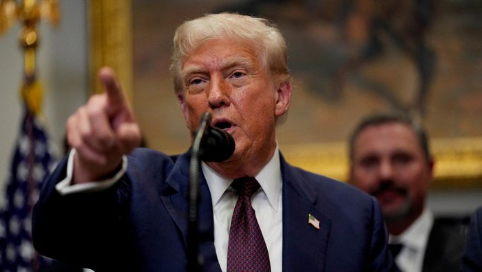 U.S. President Donald Trump points a finger as he delivers remarks in the Roosevelt Room at the White House in Washington, D.C., U.S., July 31, 2025. REUTERS/Kent Nishimura