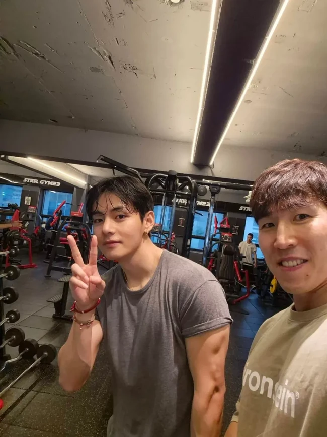 Banyak penggemar yang terkejut melihat tubuh V BTS kini jauh lebih besar dan berotot. Transformasinya menjadi bukti keseriusan V BTS dalam membentuk otot selama wajib militer. Foto: dok. Instagram @ifbbpro_bigchoi