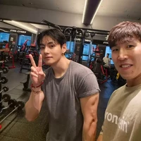 Banyak penggemar yang terkejut melihat tubuh V BTS kini jauh lebih besar dan berotot. Transformasinya menjadi bukti keseriusan V BTS dalam membentuk otot selama wajib militer. Foto: dok. Instagram @ifbbpro_bigchoi