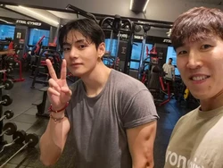 7 Potret Transformasi V BTS Bertubuh Kekar, Makin Manly Usai Wamil