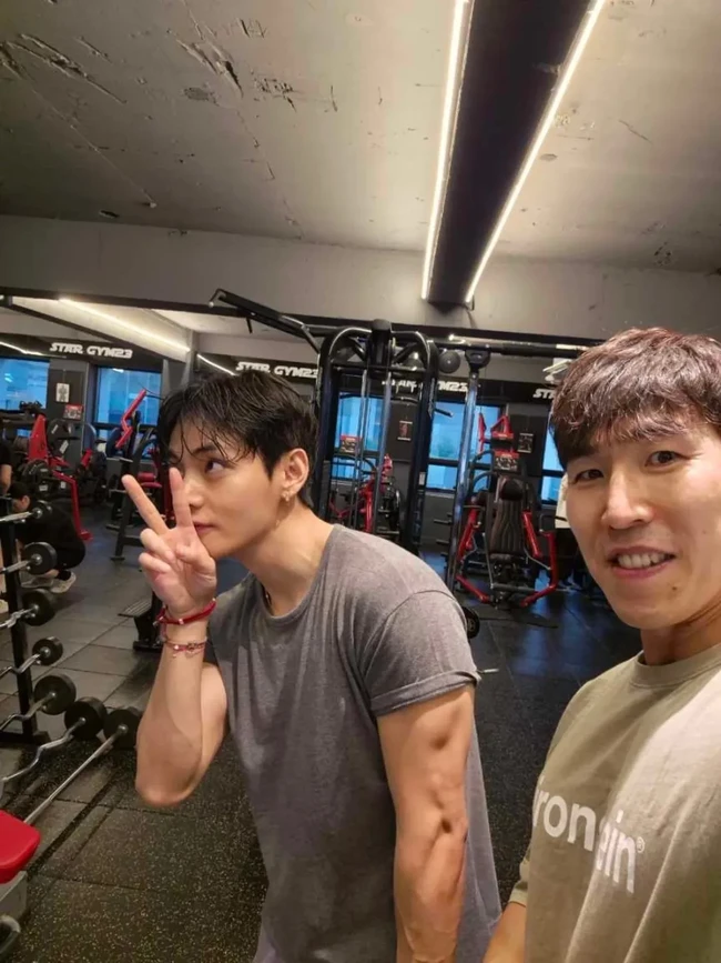 Big Choi bahkan menulis, “V! Jangan terlalu jago olahraga hahaha. Kamu udah keren banget, bro!” Memuji hasil kerja kerasnya yang bertekad membentuk tubuh, hingga terlihat kekar dan atletis. Foto: dok. Instagram @ifbbpro_bigchoi