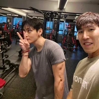 Big Choi bahkan menulis, “V! Jangan terlalu jago olahraga hahaha. Kamu udah keren banget, bro!” Memuji hasil kerja kerasnya yang bertekad membentuk tubuh, hingga terlihat kekar dan atletis. Foto: dok. Instagram @ifbbpro_bigchoi