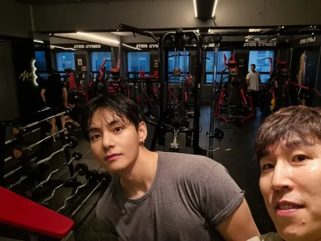 Sebelum menjalani wajib militer, V BTS telah mengutarakan keinginannya untuk meningkatkan berat badan dari 62 kg menjadi 86 kg. Ia bahkan membuat “kompetisi kecil” antar personel grup KPop BTS: siapa yang akan kembali dengan tubuh paling kekar di 2025. Foto: dok. Instagram @ifbbpro_bigchoi
