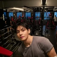 Sebelum menjalani wajib militer, V BTS telah mengutarakan keinginannya untuk meningkatkan berat badan dari 62 kg menjadi 86 kg. Ia bahkan membuat “kompetisi kecil” antar personel grup KPop BTS: siapa yang akan kembali dengan tubuh paling kekar di 2025. Foto: dok. Instagram @ifbbpro_bigchoi