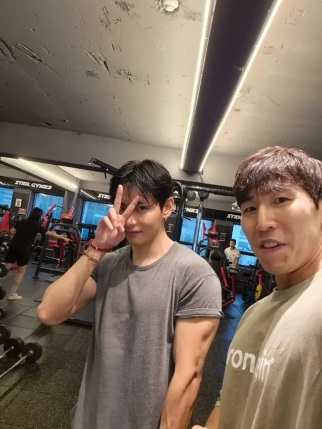 V BTS menuai sorotan dengan bentuk tubuhnya saat berlatih bersama personal trainer dan binaragawan Big Choi di gym. Foto: dok. Instagram @ifbbpro_bigchoi