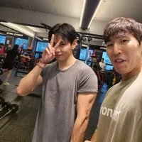 V BTS menuai sorotan dengan bentuk tubuhnya saat berlatih bersama personal trainer dan binaragawan Big Choi di gym. Foto: dok. Instagram @ifbbpro_bigchoi