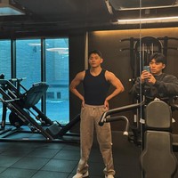 Transformasi V BTS didukung latihan kerasnya sebagai prajurit khusus polisi militer selama kurang lebih dua tahun. Dia juga konsisten nge-gym, bahkan sering membagikan foto saat workout. Foto: dok. Instagram @thv