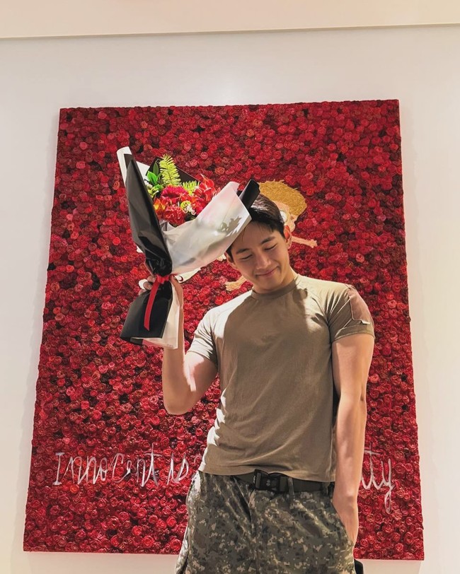 Sejumlah ARMY mulai membandingkan penampilan V BTS sebelum dan sesudah wajib militer. Lengan kecilnya kini berotot,  bahunya pun semakin bidang dan lebar. Foto: dok. Instagram @thv