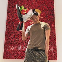 Sejumlah ARMY mulai membandingkan penampilan V BTS sebelum dan sesudah wajib militer. Lengan kecilnya kini berotot,  bahunya pun semakin bidang dan lebar. Foto: dok. Instagram @thv