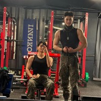 Tak sedikit ARMY yang histeris saat melihat foto V BTS workout bareng bintang drama Korea Nevertheless, Song Kang di tengah masa wamil mereka. Foto: dok. Instagram @thv