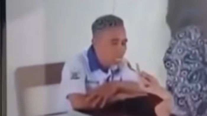 Viral siswi SMKN 1 Gowa mengancungkan jari tengah ke gurunya di kelas.