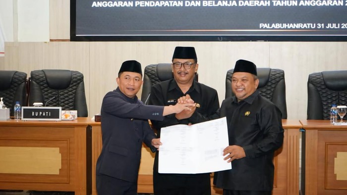 Wakil Bupati, Bupati dan Ketua DPRD usai menetapkan keputusan pimpinan DPRD Nomor 3 Tahun 2025 tentang penyesuaian hasil evaluasi Gubernur Jawa Barat