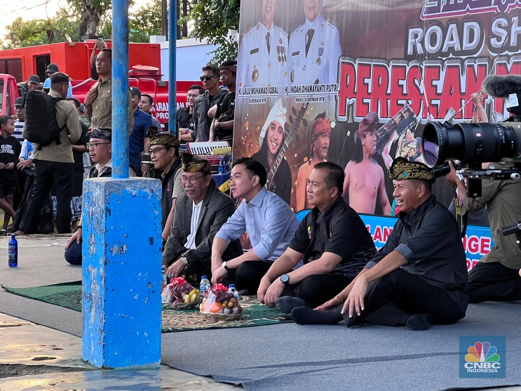 Wakil Presiden Gibran Rakabuming menyaksikan seni pertunjukan bela diri khas Suku Sasak di Lombok. (CNBC Indonesia/Halimatus Sa’diyah)
