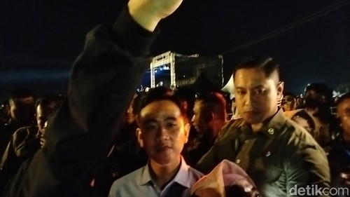 Wakil Presiden Gibran Rakabuming Raka dijumpai di lapangan Eks Bandara Selaparang, Kota Mataram, NTB, Jumat (1/8/2025). (Ahmad Viqi/detikBali).