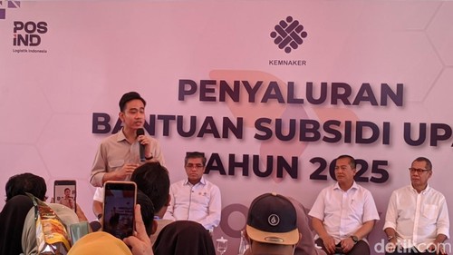 Wakil Presiden Gibran Rakabuming Raka menyerahkan bantuan subsidi upah (BSU) di Kantor Pos Mataram, Jumat (1/8/2025). (Foto: Ahmad Viqi/detikBali)