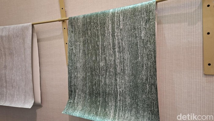 Wallcovering sedang menjadi tren untuk interior rumah.