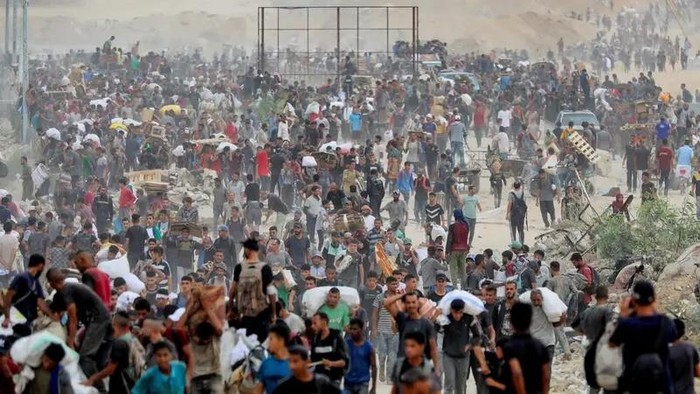 Palestinians carry aid supplies which they received from the U.S.-backed Gaza Humanitarian Foundation (GHF), in the central Gaza Strip, August 1, 2025. (Reuters)
