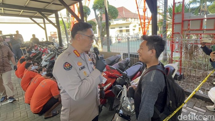 Ahmad menerima kembali motornya yang sempat hilang dicuri dari polisi.