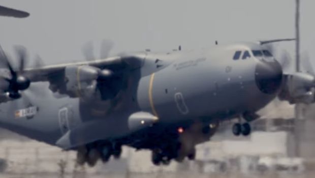 Pesawat angkut militer jumbo Airbus A400M untuk Indonesia melakukan penerbangan perdana di pabrik perakitan Airbus di Seville Spanyol. Pesawat terlihat bermanuver dengan anggun.