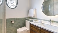 Penampakan kamar mandi Artotel Casa Hangtuah. Sebagai bagian dari pembukaan kembali, ARTOTEL Casa Hangtuah menghadirkan penawaran eksklusif berupa paket menginap termasuk sarapan untuk dua orang. Selama masa promo ini, traveler hanya mengeluarkan Rp 1,088 juta untuk kamarnya. Setelah promo berakhir, tarif kamar mulai Rp 1,5 juta. Foto: Dok. Artotel Group