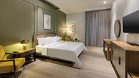 Salah satu kamar di Artotel Casa Hangtuah. Berlokasi di Jalan Hang Tuah 1 No. 2, Jakarta Selatan, hotel butik ini hadir dengan desain kontemporer yang berpadu harmonis dengan suasana tropikal nan asri yang menawarkan pengalaman menginap penuh estetika di jantung ibu kota.Foto: Dok. Artotel Group