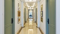 Interior Artotel Casa Hangtuah. Eduard R. Pangkerego, Chief Operating Officer Artotel Group dalam pernyataannya mengatakan, renovasi yang dilakukan berfokus pada penyegaran desain interior dan tampilan keseluruhan properti untuk menciptakan suasana yang lebih segar, modern, dan hangat. Kini, properti ini hadir sebagai urban sanctuary dengan karakter unik dan nuansa homy yang memberikan kenyamanan berbeda dari akomodasi konvensional. Foto: Dok. Artotel Group