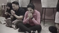 Ashanty sudah memberitahukan tim soal penutupan toko kue sejak dua atau tiga bulan lalu. Nah di sini aku masih nyewa tempat sampai tahun depan, bulan September. Aku gak mau mecat karyawan aku yang masih ada, gak apa-apa kita mau bikin bakmi ayam, ujarnya. Masih ada sekitar 50 karyawan yang bekerja dengannya di toko.  Foto: dok. Instagram @ashanty_ash
