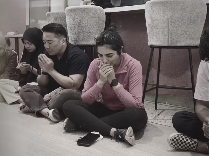 Ashanty menangis di tengah karyawannya saat mengumumkan tutup toko kue Lu'miere.