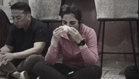 Istri Anang Hermansyah itu mengunggah momen saat duduk bareng bersama karyawan-karyawan toko kuenya yang ada di Radio Dalam, Jakarta Selatan. Ashanty tak sanggup menahan air matanya. Foto: dok. Instagram @ashanty_ash