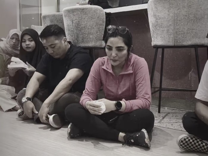 Ashanty Ashanty menangis di tengah karyawannya saat mengumumkan tutup toko kue Lu'miere.