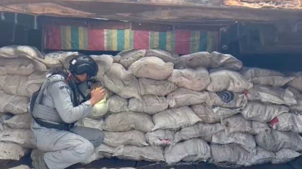 Bakamla RI melalui unsur KN Tanjung Datu-301 mengamankan kapal KM Sinar Bahtera nan diduga menyelundupkan 400 karung bawang merah di Kepri. (dok Bakamla)