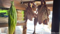 Ayam kampung ini juga bisa ditambahkan per potong untuk topping bakmi yang dipesan. Bisa memilih bagian paha hingga sayap dengan ukuran yang cukup besar. Foto: Yenny Mustika Sari/detikcom