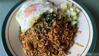 Jika menyukai nasi goreng Magelangan, bisa memesannya di Bakmi Jawa Mas Pong. Paduan nasi dan mie goreng ini sangat mengenyangkan. Cocok dipesan jika tengah lapar, jangan lupa untuk menambahkan telur goreng sesuai selera. Foto: Yenny Mustika Sari/detikcom