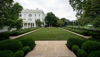 Gedung putih punya taman penuh rerumputan hijau yang disebut Rose Garden. Taman ini biasa digunakan untuk konferensi pers dan berbagai acara. Foto: Getty Images/Drew Angerer