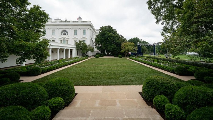 Before After Taman White House: Dulu Dipuja Kini Dihina WASHINGTON, DC - AUGUST 22: A view of the recently renovated Rose Garden at the White House on August 22, 2020 in Washington, DC. The Rose Garden has been under renovation since last month and updates to the historic garden include a redesign of the plantings, new limestone walkways and technological updates to the space. (Photo by Drew Angerer/Getty Images)
