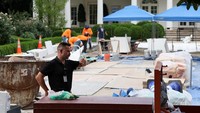 Meskipun renovasi Taman Mawar belum sepenuhnya selesai, terlihat taman hijau tersebut sudah ditutup dengan beton putih. Warnanya senada dengan warna fasad Gedung Putih. Tanaman mawar masih terlihat dan dipertahankan di pinggiran beton putih tersebut. Foto: REUTERS/Jonathan Ernst