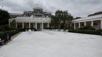 Trump mengubah rerumputan itu menjadi teras outdoor yang diberi nama baru The Rose Garden Club. Alasannya, rumput sering kali dalam keadaan basah sehingga tidak cocok buat tamu yang menggunakan high heel. Foto: REUTERS/Jessica Koscielniak