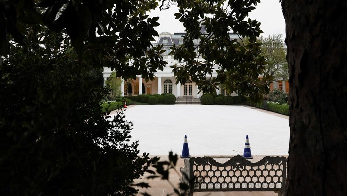 Before After Taman White House: Dulu Dipuja Kini Dihina A view of the Rose Garden under construction at the White House in Washington, D.C., U.S. July 29, 2025. REUTERS/Umit Betkas