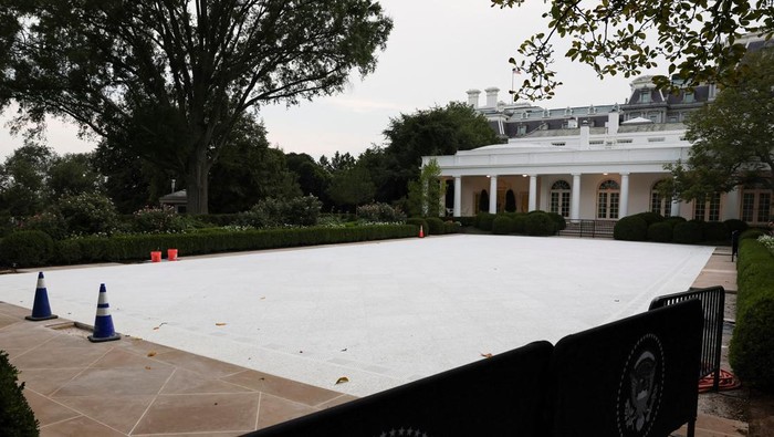 Before After Taman White House: Dulu Dipuja Kini Dihina A view of the Rose Garden under construction at the White House in Washington, D.C., U.S. July 29, 2025. REUTERS/Umit Betkas