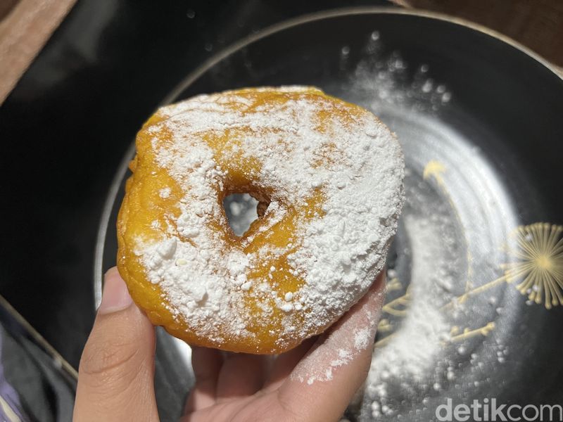 Buat yang Mau-mau Aja! Ci Mehong Jualan Donat Labu Rp 15 Ribu Sebiji