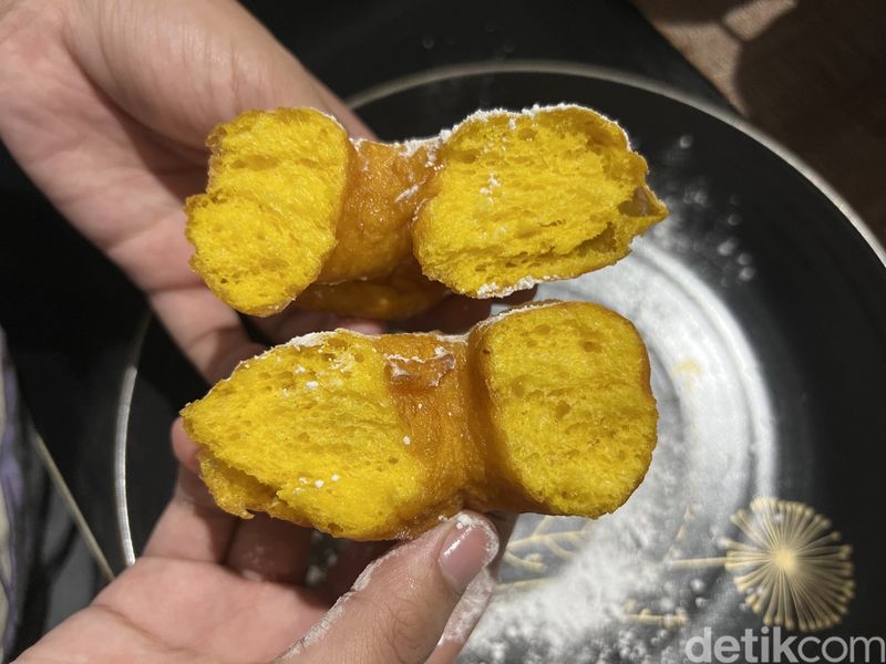 Buat yang Mau-mau Aja! Ci Mehong Jualan Donat Labu Rp 15 Ribu Sebiji