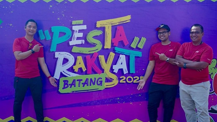 Bupati Batang, M Faiz Kurniawan, saat menghadiri Pesta Rakyat di Lapangan Dracik Kampus, Batang.