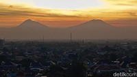 Dari wilayah Klaten dan Solo, kedua gunung ini terlihat jelas menjelang senja, memberikan latar indah yang bisa dinikmati dari berbagai sudut kota maupun desa. 