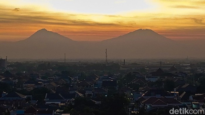 Cantiknya Gunung Merapi-Merbabu Dipotret Saat Senja Senja kemarau menyingkap siluet megah Merapi dan Merbabu dari Klaten dan Solo, menghadirkan panorama langka yang memikat mata.