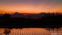 Lokasi pengambilan foto berada di Desa Bentangan, Klaten dan daerah Sukoharjo, Jawa Tengah. Warga bisa menikmati siluet gunung dengan latar langit jingga tanpa harus mendaki. 