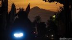 Cantiknya Gunung Merapi-Merbabu Dipotret Saat Senja