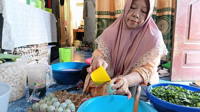Cek Noni (58) pemasok telok ukan, makanan khas Palembang jelang Agustusan.