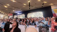 Kehadiran Chenle dalam pembukaan gerai Chagee kedelapan di Indonesia ini disambut meriah oleh para penggemarnya. Lil Sunsihine (sebutan penggemar Chenle), memenuhi setiap lantai mall dan kompak memakai baju serba biru putih. Foto: Detikcom / Atiqa Rana